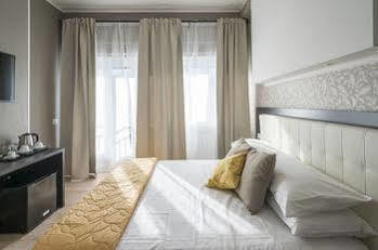 Happy Holiday Hotel